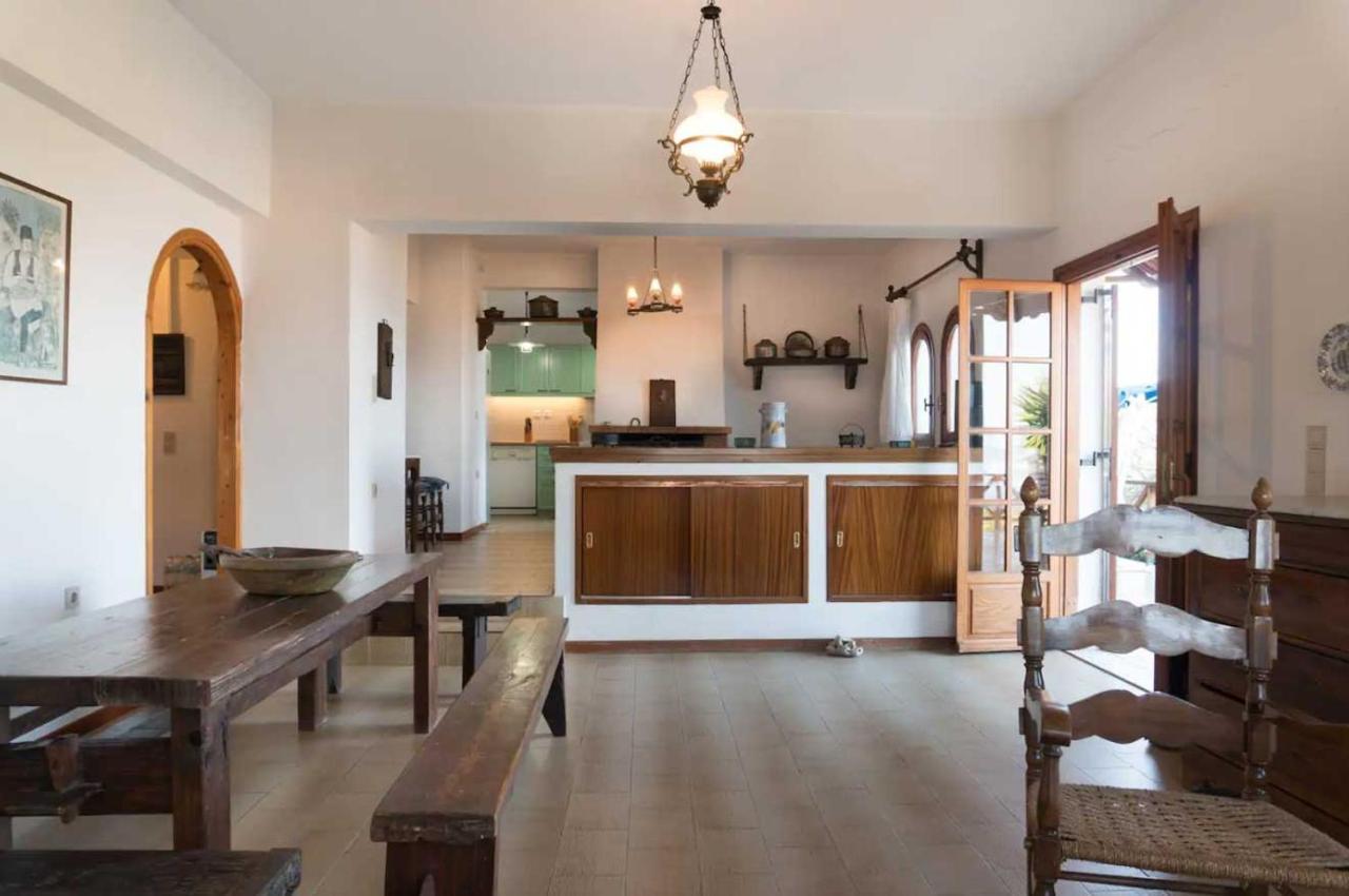 Feriehus Mitsa With Stunning View On The Hill Argassi